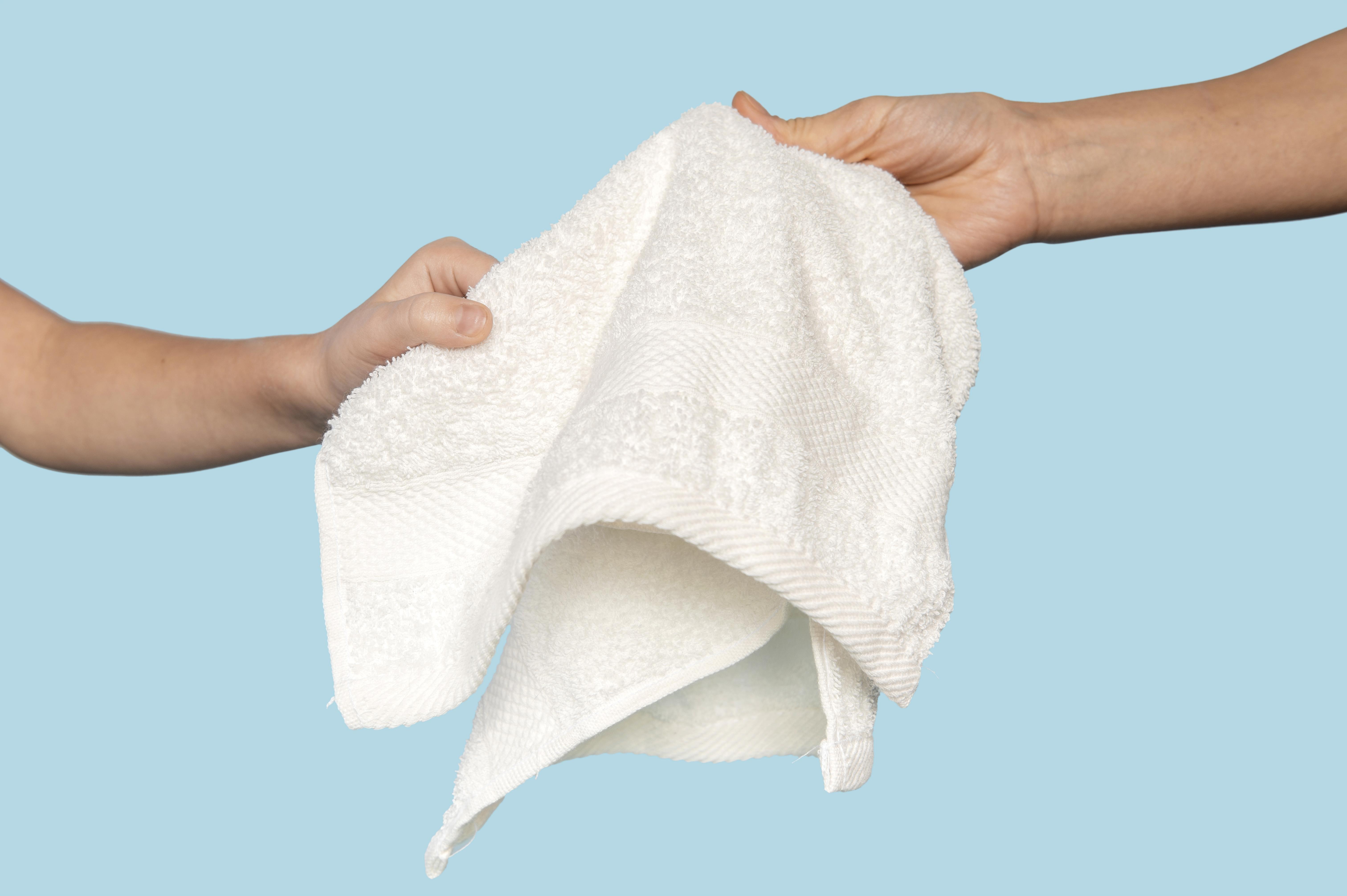 Чужим полотенцем. Полотенце для рук. Рука держит полотенце. Влажные полотенца. Тренировка с полотенцем.