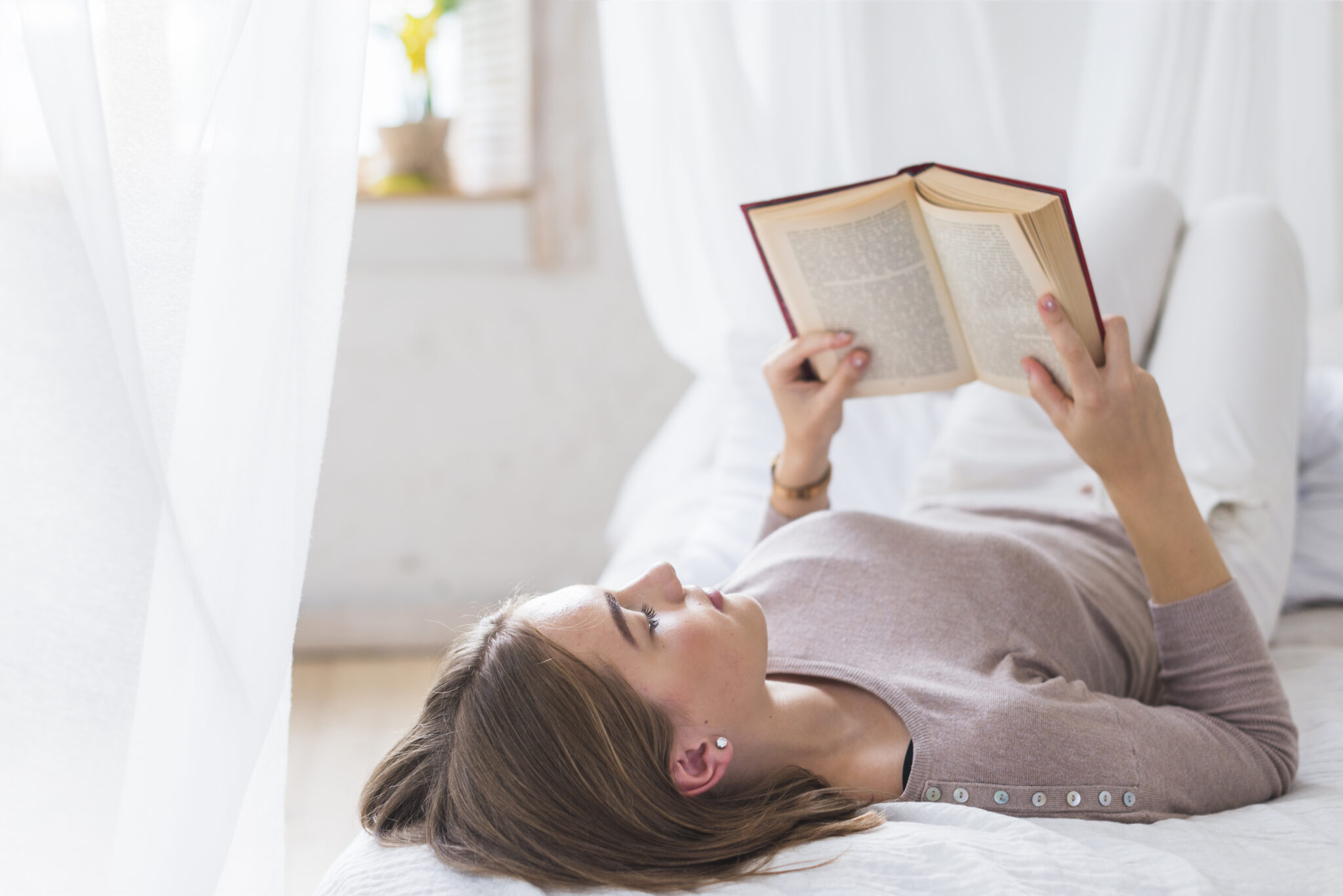 Bed reading. Чтение лежа. Чтение книги лежа на диване. Читать лежа. Книга лежит на кровати.