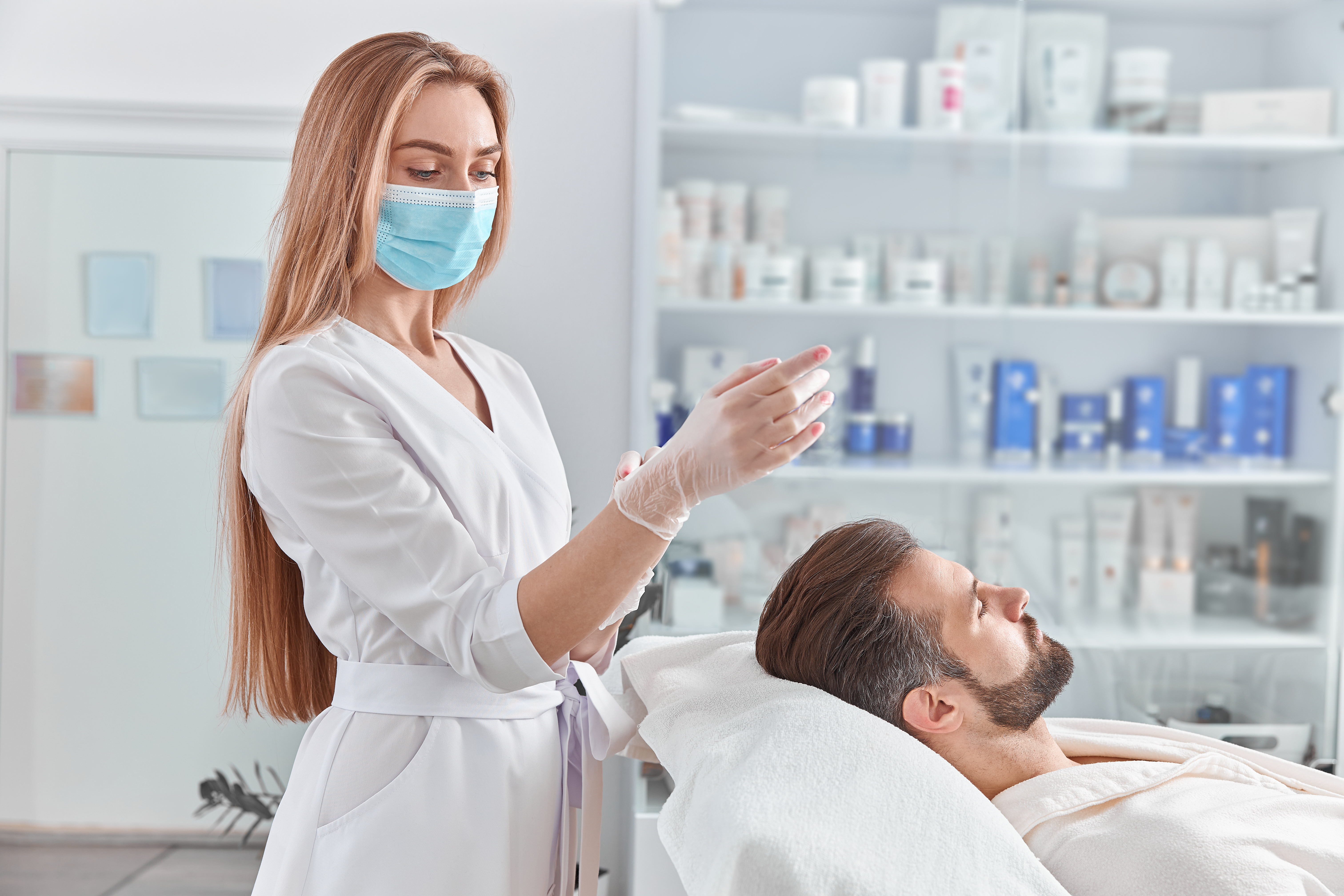 При подборе домашнего ухода, врач ориентируется на состояние кожи и ее потребности, и подбирает индивидуальный уход