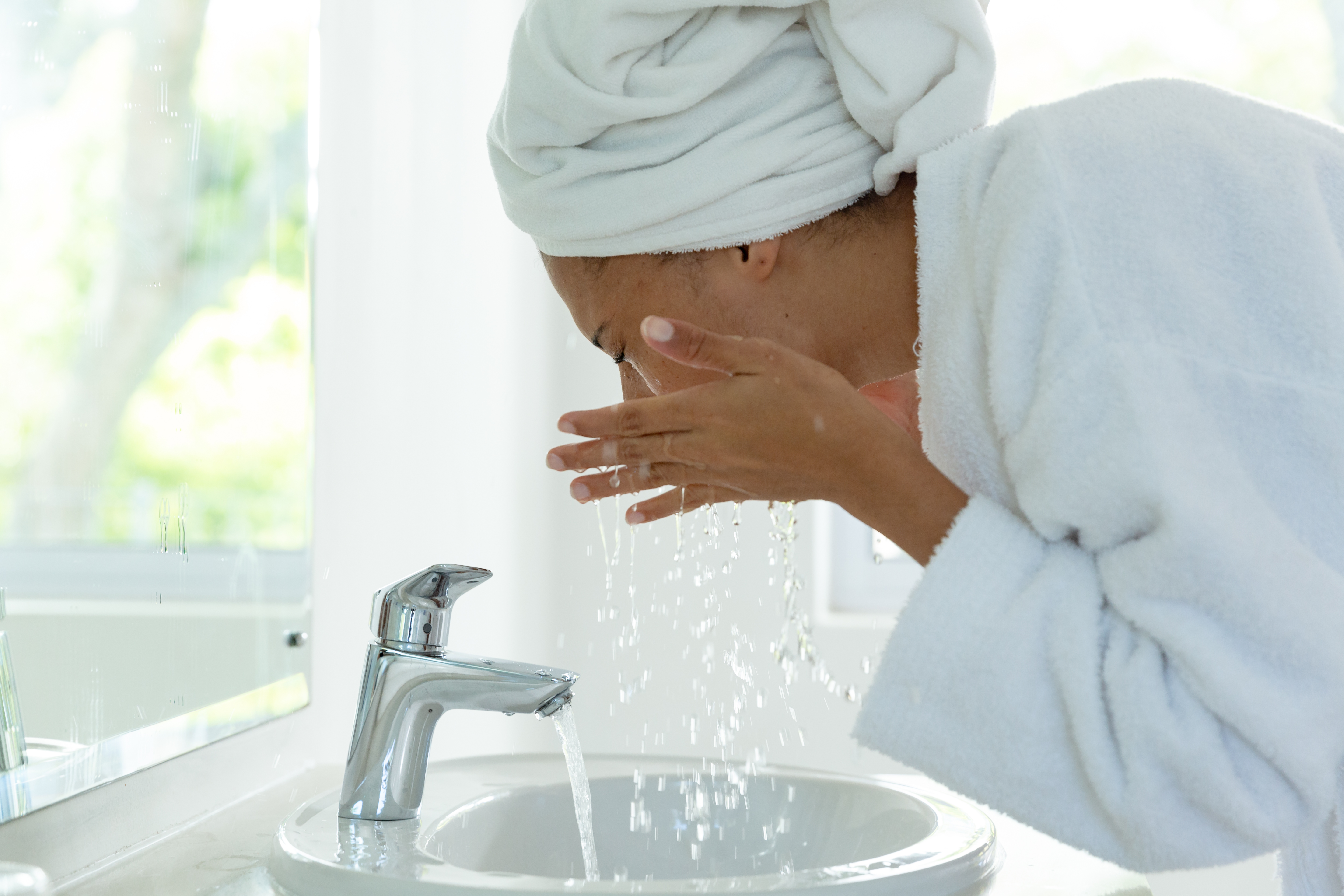 Умывание следует проводить тёплой водой, используя только кончики пальцев, не применяя мочалки или губки